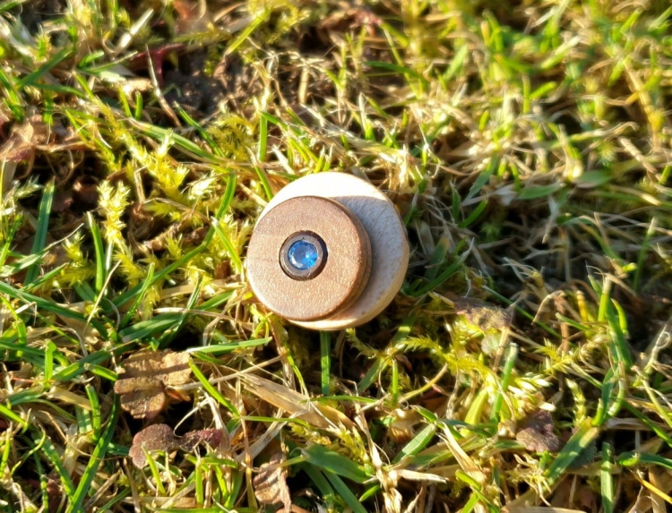 zawieszka-naszyjnik-dynamiczna-harmonia-spinel-niebieski-krysztal-gorski-drewno-egzotyczne-rekodzielo-drewniana-bizuteria-handmade-10.jpg