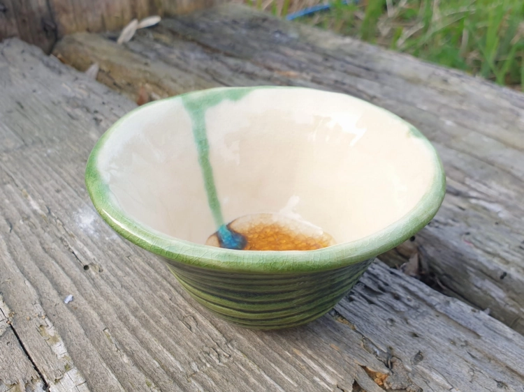 czarka-do-herbaty-gleboka-zielen-rekodzielo-150ml-zielen-bursztyn-ceramika-artystyczna-handmade.jpg