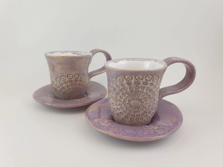 kubek-z-podstawka-lawendowa-rozkosz-espresso-rekodzielo-100ml-fiolet-mandala-ceramika-artystyczna-handmade-2.jpg