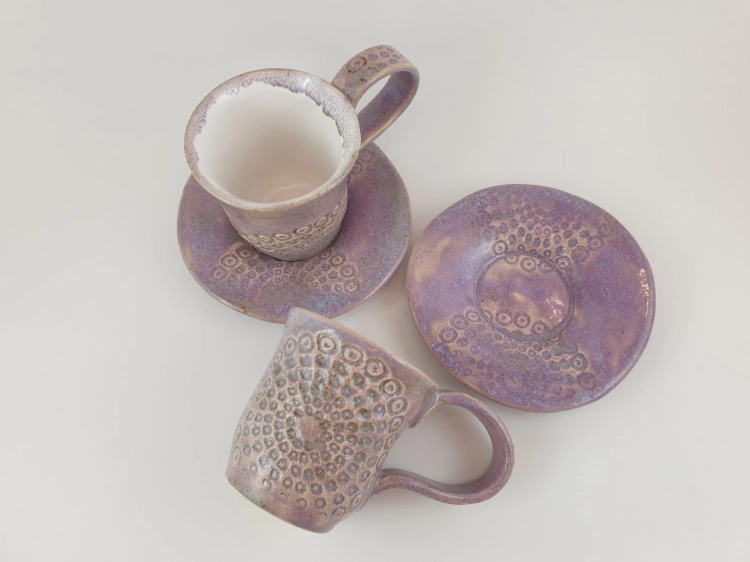 kubek-z-podstawka-lawendowa-rozkosz-espresso-rekodzielo-100ml-fiolet-mandala-ceramika-artystyczna-handmade-3.jpg