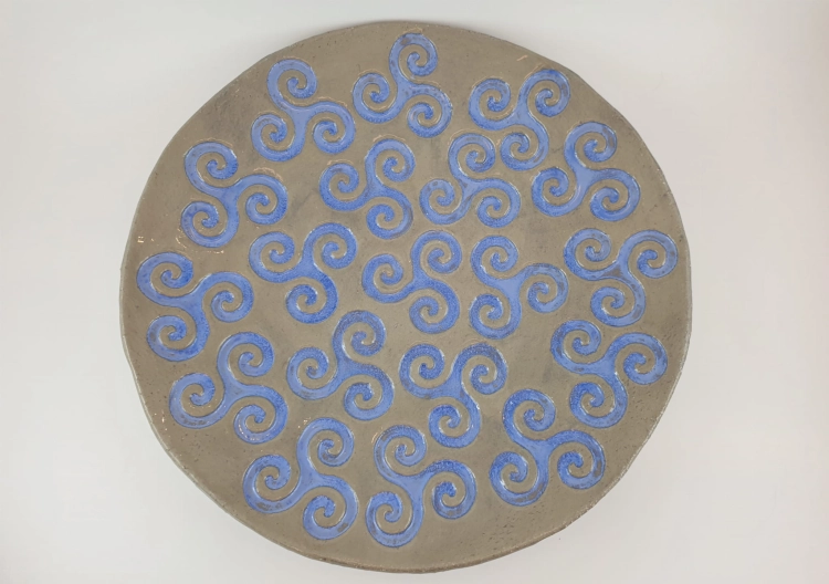 patera-triskelion-rekodzielo-fiolet-szarosc-ceramika-artystyczna-handmade-2.jpg