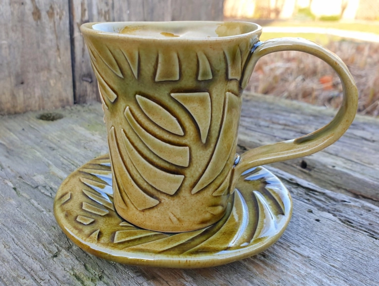 kubek-z-podstawka-laka-o-brzasku-rekodzielo-200ml-zielen-ceramika-artystyczna-handmade.jpg