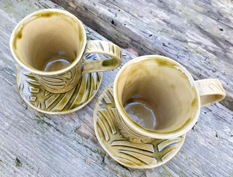 kubek-z-podstawka-laka-o-brzasku-rekodzielo-200ml-zielen-ceramika-artystyczna-handmade-4.jpg