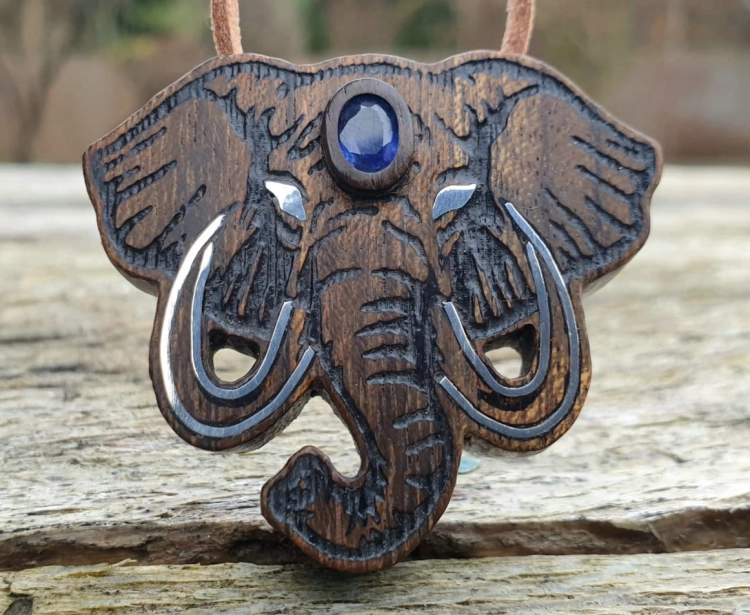 zawieszka-naszyjnik-madrosc-slonia-szafir-srebro-925-drewno-amazaque-heban-rekodzielo-drewniana-bizuteria-handmade-2.jpg