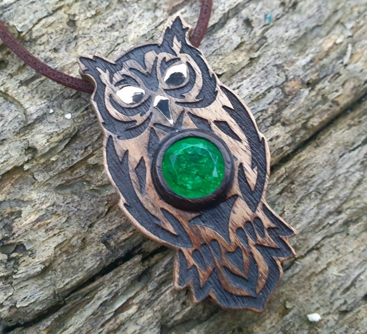 zawieszka-naszyjnik-magiczna-sowa-szmaragd-zloto-14k-drewno-orzech-heban-rekodzielo-drewniana-bizuteria-handmade-2.jpg