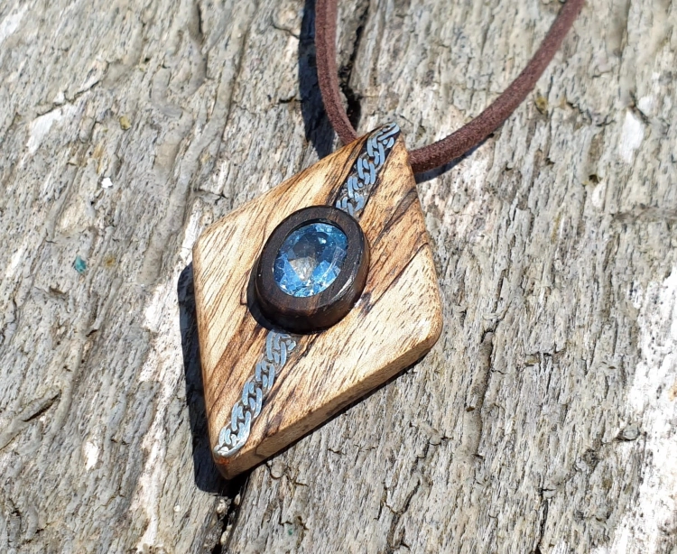 zawieszka-naszyjnik-szlachetny-topaz-drewno-heban-bialy-heban-srebro-rekodzielo-drewniana-bizuteria-handmade-4.jpg