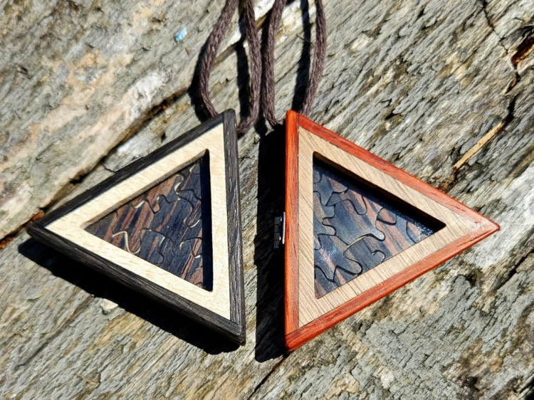 zawieszka-naszyjnik-logiczna-harmonia-drewno-czarny-dab-klon-kanadyjski-wenge-rekodzielo-bizuteria-drewniana-handmade-8.jpg