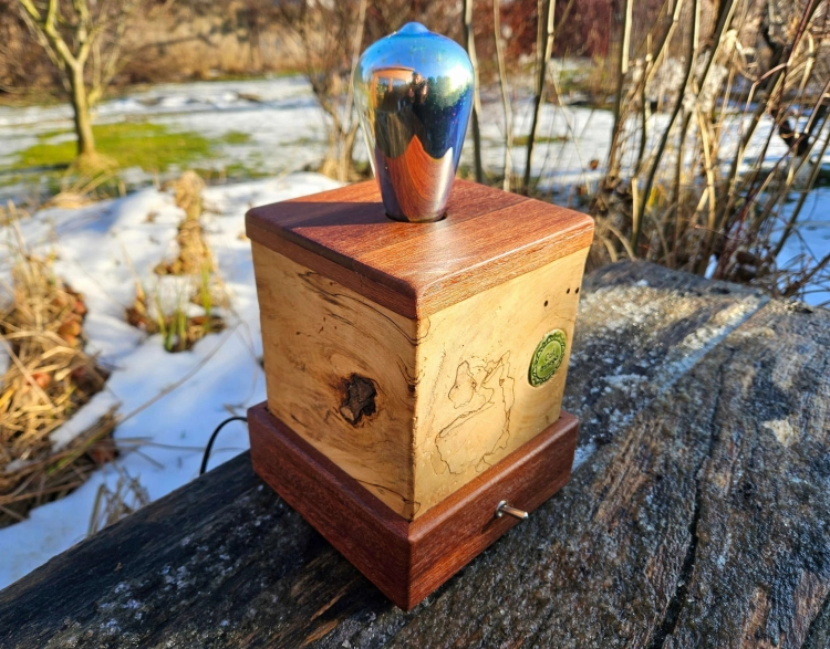 lampa-lesny-swietlik-drewno-camaro-wierzba-rekodzielo-drewniana-lampa-handmade.jpg