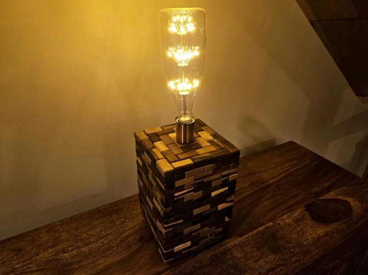 lampa-czarodziejska-wieza-drewno-orzech-rio-rekodzielo-drewniana-lampa-handmade-2.jpg
