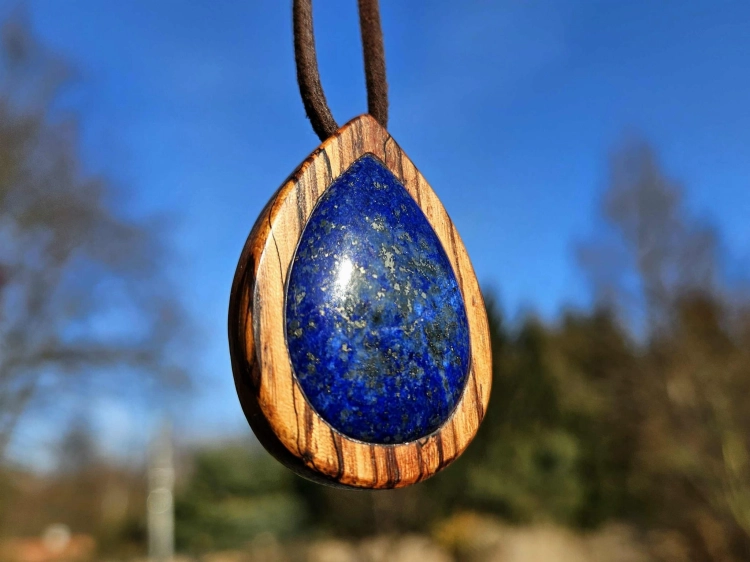 zawieszka-naszyjnik-lapisowy-spokoj-lapis-lazuli-drewno-zebrano-rekodzielo-bizuteria-drewniana-handmade-2.jpg