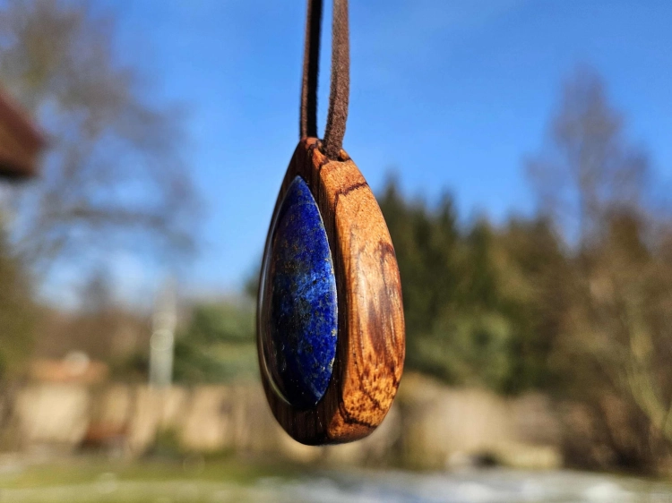 zawieszka-naszyjnik-lapisowy-spokoj-lapis-lazuli-drewno-zebrano-rekodzielo-bizuteria-drewniana-handmade-3.jpg
