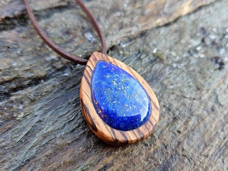 zawieszka-naszyjnik-lapisowy-spokoj-lapis-lazuli-drewno-zebrano-rekodzielo-bizuteria-drewniana-handmade-5.jpg