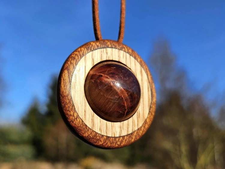 zawieszka-naszyjnik-tygrysi-blask-tygrysie-oko-drewno-palisander-dab-rekodzielo-bizuteria-drewniana-handmade-3.jpg