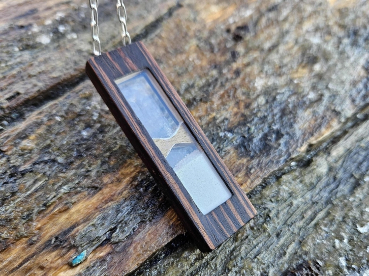 zawieszka-naszyjnik-nowoczesna-klepsydra-peridot-szklo-piasek-drewno-wenge-orzech-rekodzielo-bizuteria-drewniana-handmade-9.jpg