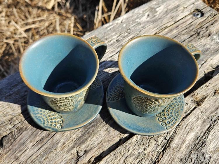 kubek-z-podstawka-kosmiczne-kregi-rekodzielo-250ml-bez-blekit-ceramika-artystyczna-handmade-2.jpg