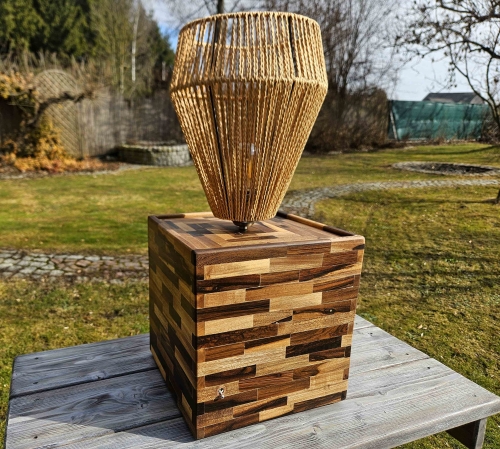 lampa-drewniana-basniowa-wieza-drewno-orzech-rio-rekodzielo-3.jpg