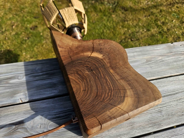 lampa-drewniana-naturalna-elegancja-drewno-orzech-miedz-rekodzielo-6.jpg