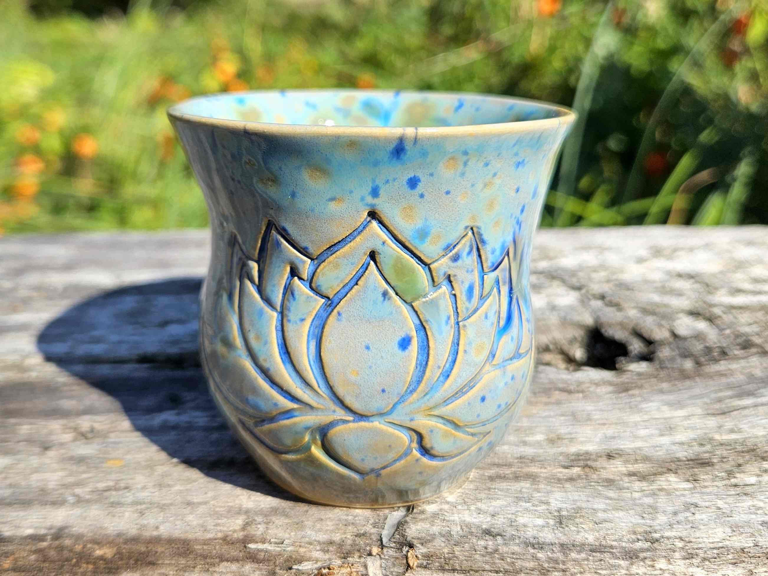 Mała czarka ceramiczna z motywem lotosa