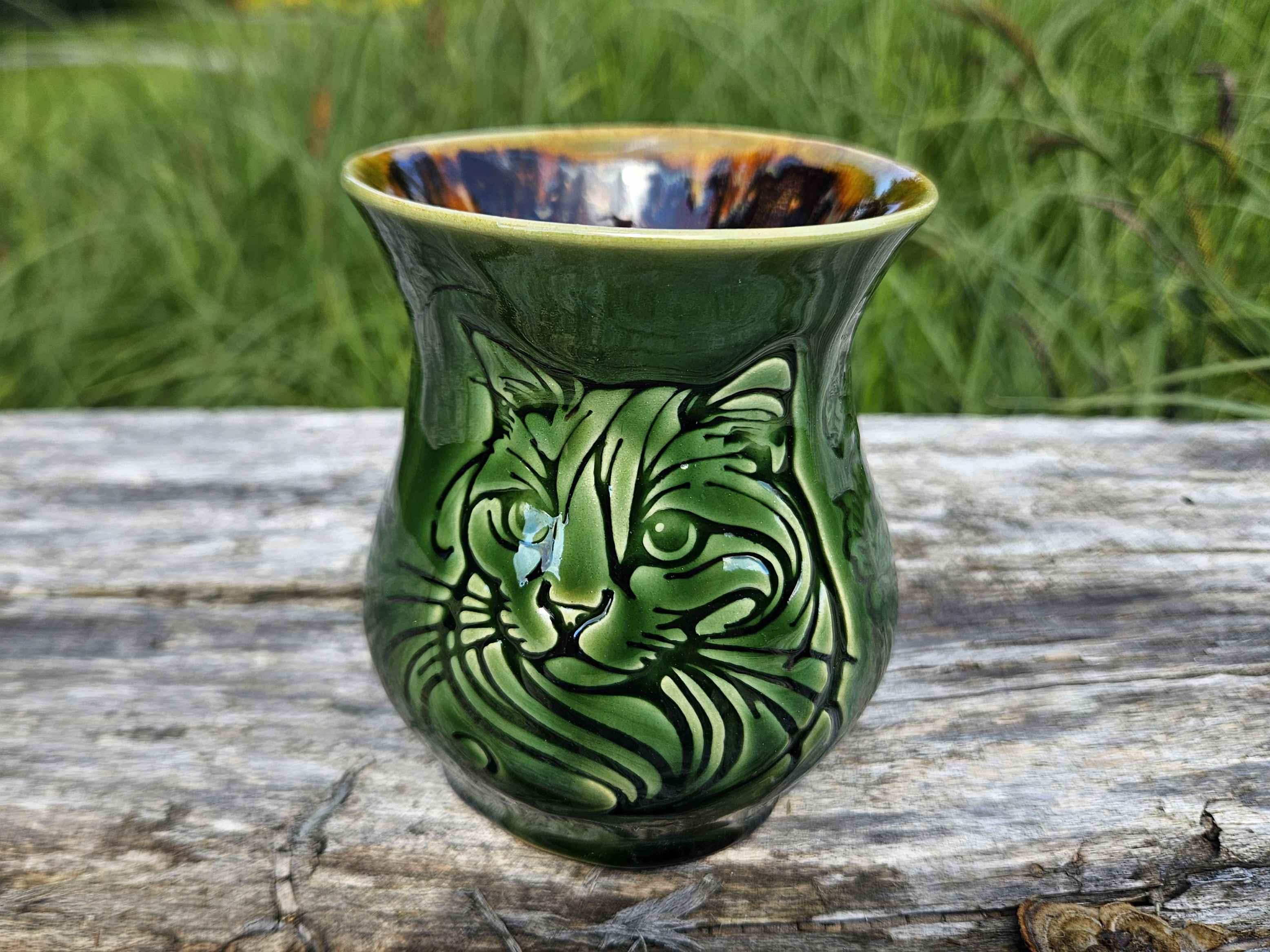 Matero do yerba mate o zawiniętym kształcie, z motywem zielonego kota