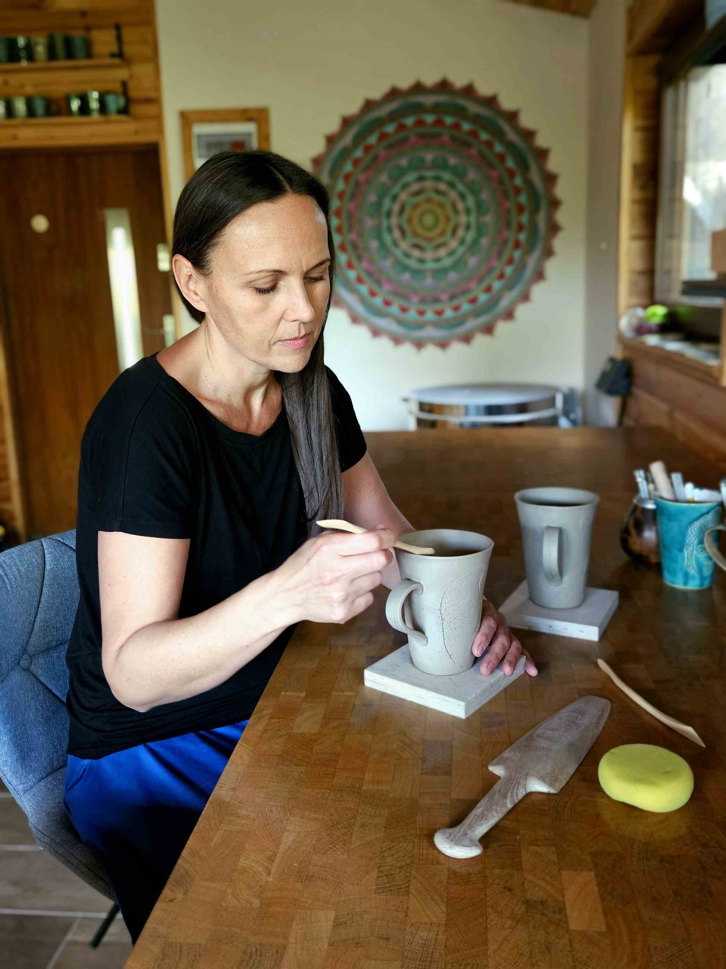 Sylwia Chmiel przy pracy nad ceramicznym kubkiem